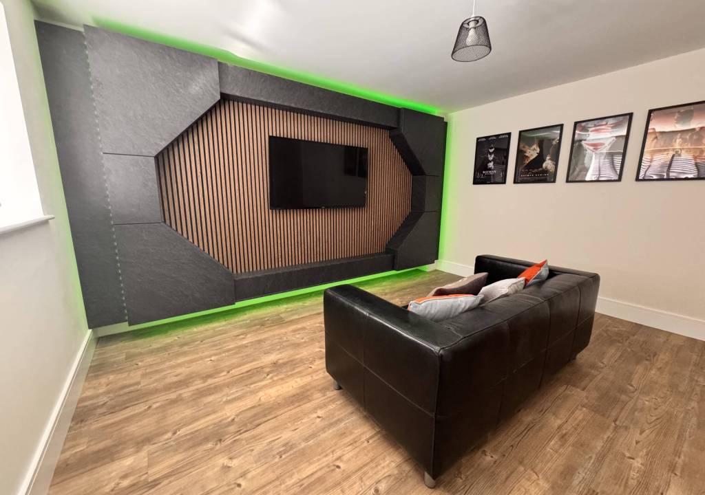 0.2.11 Ashmore Media Wall Photo Green (1)